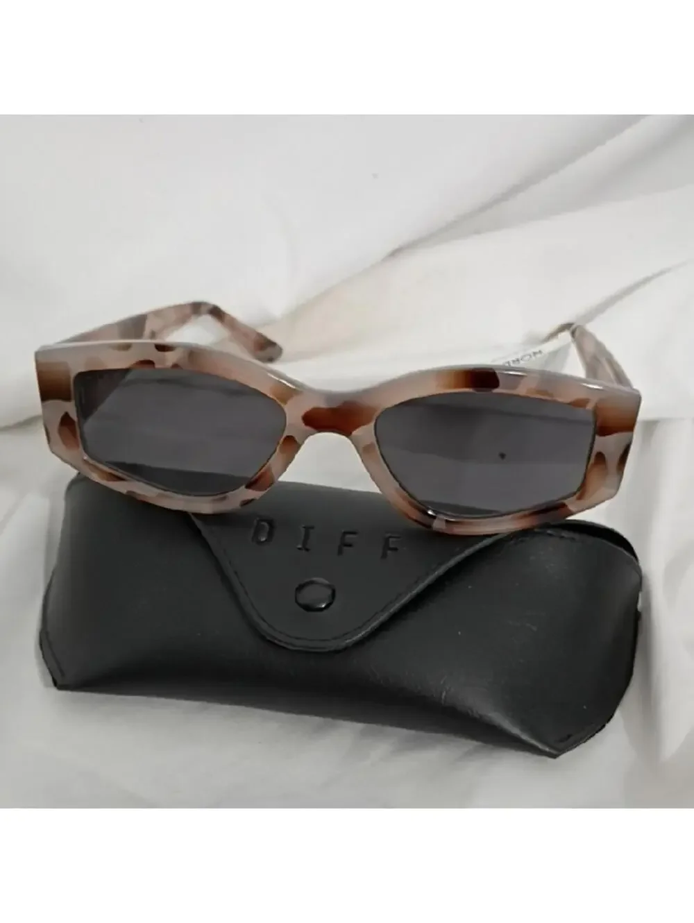 NWT Diff Kai Cream Tortoise Grey Sunglasses Case Included